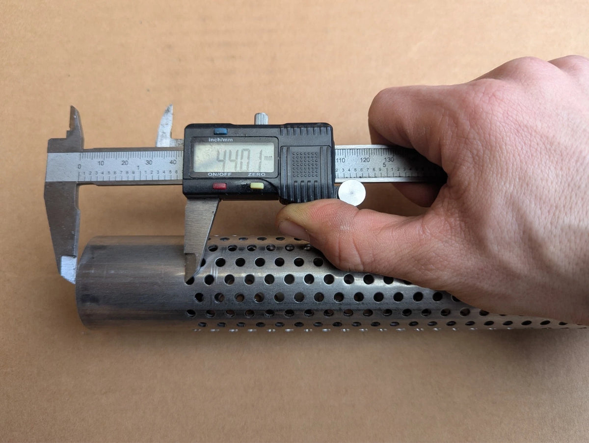 Tubo forato acciaio inox AISI 409 per silenziatori – spessore 1,5 mm